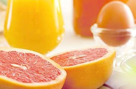 gleiches Frühstück mit Eiern und Obst